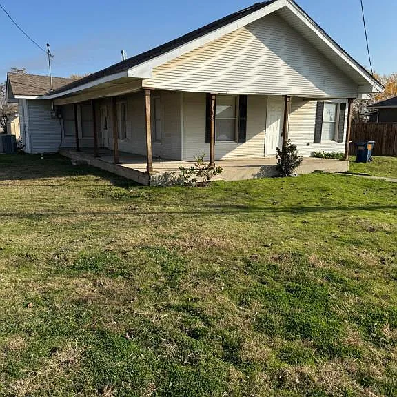 313 E Lloyd St — Photo 1