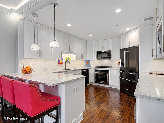 5th image of 1301 N Dearborn St APT 604