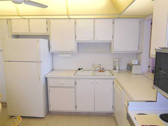 4th image of 410 Golden Isles Dr APT 509