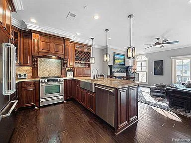 202 Walnut Blvd — Photo 2