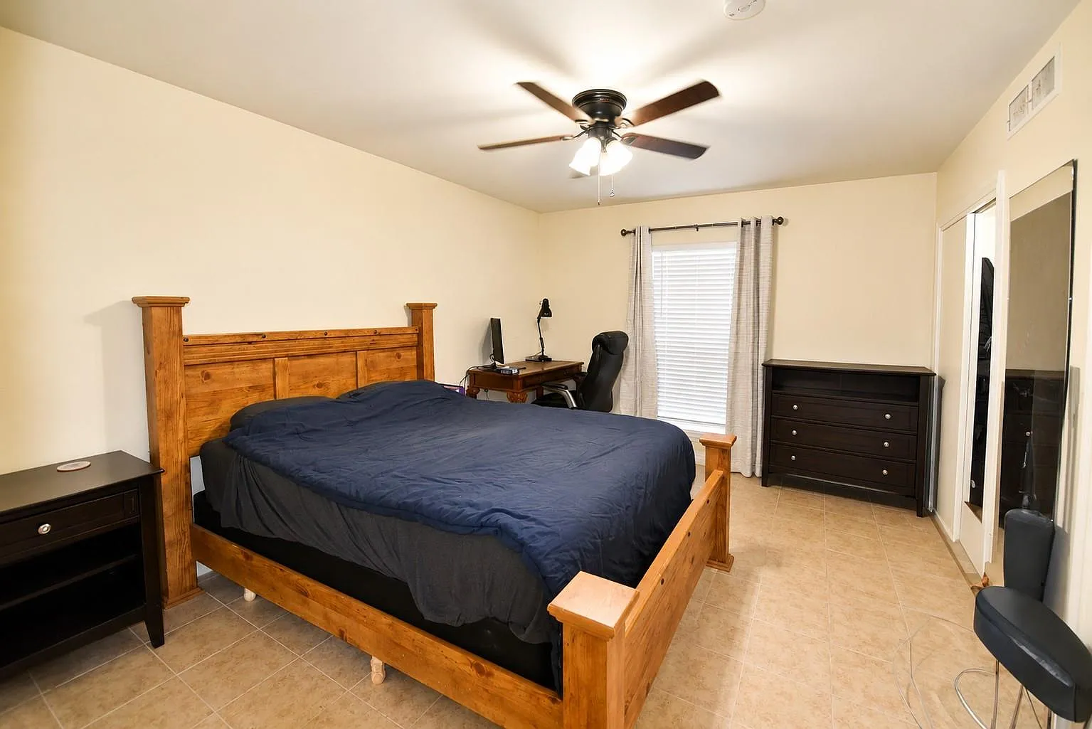 1 bed, 1.0 bath, 744 sqft, $1,125 — Photo 2