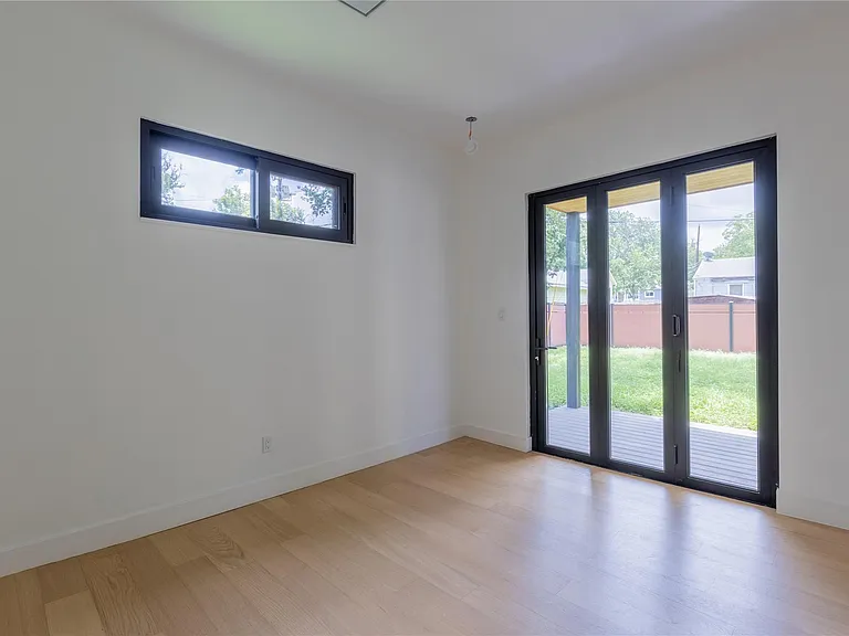 2945 Moss St — Photo 27