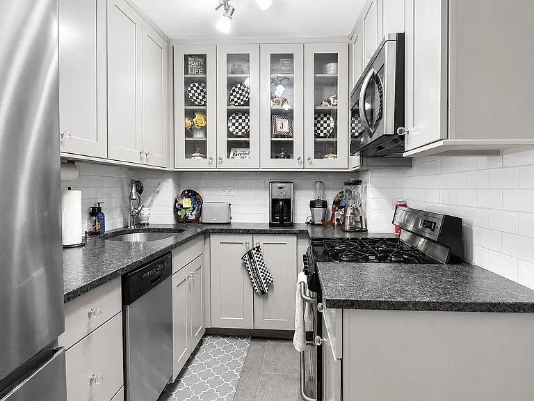 340 E 80th St #4L — Photo 7