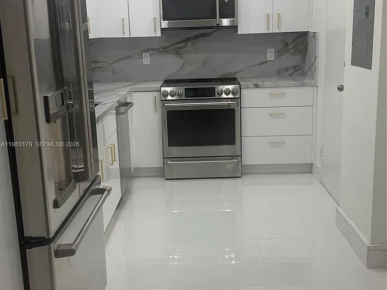 10185 Collins Ave #606 — Photo 3