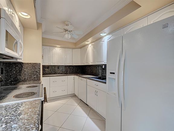 4th image of 211 S Ocean Drive #905