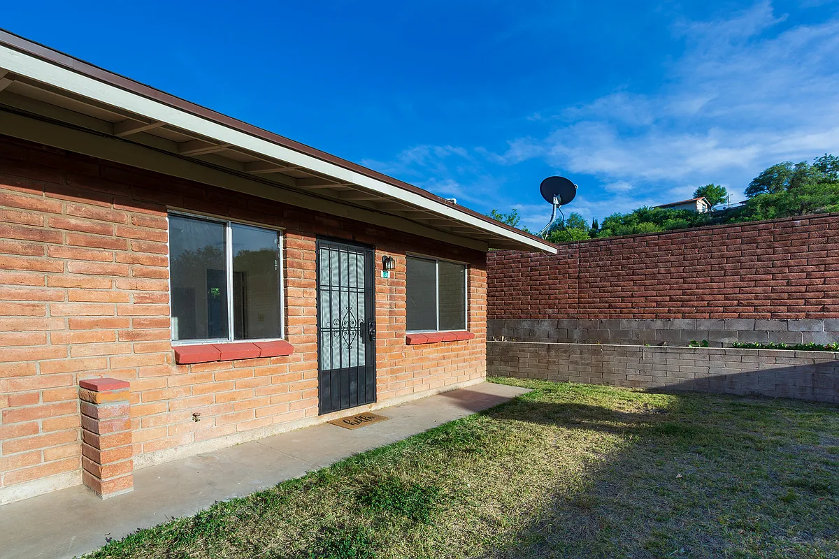 Building Photo - 387 W Martinez St #3