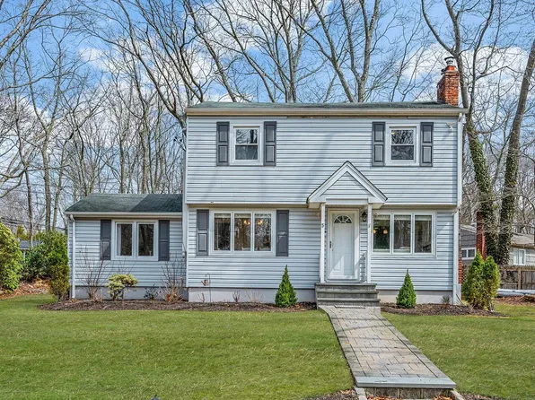 5 Valley Circle, Miller Place, NY 11764