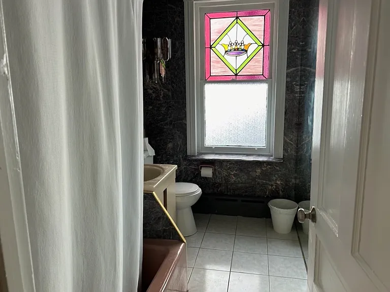 150 Roxborough Ave — Photo 7