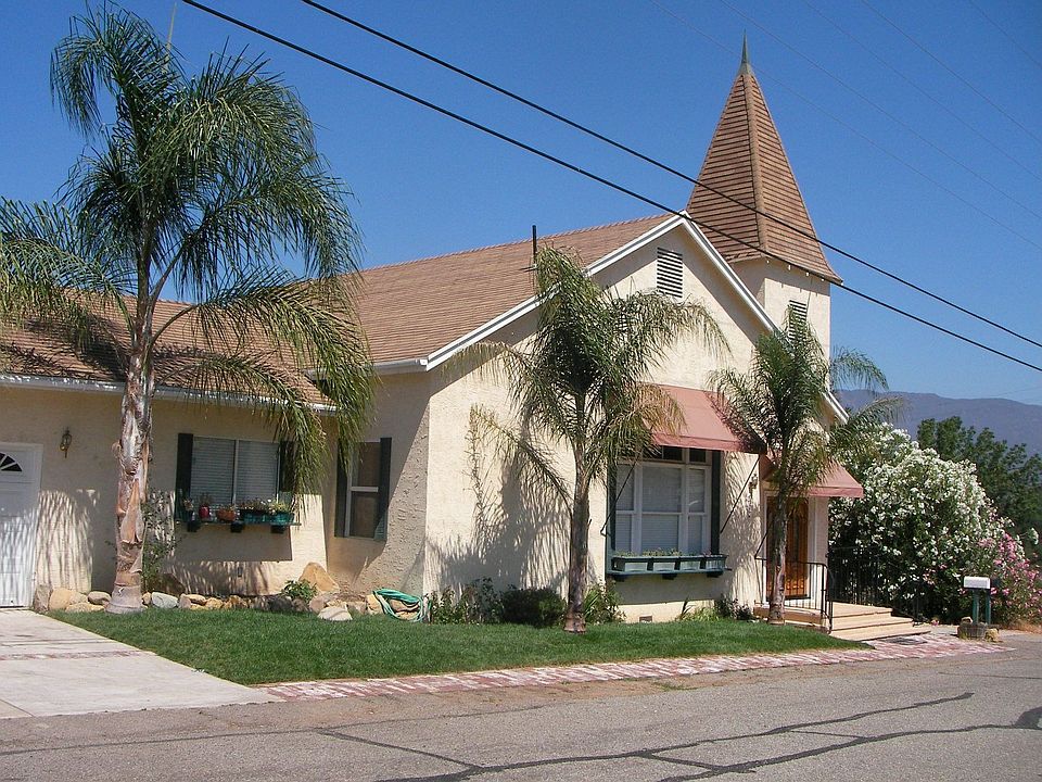 Beautiful 3,2,den, family room
