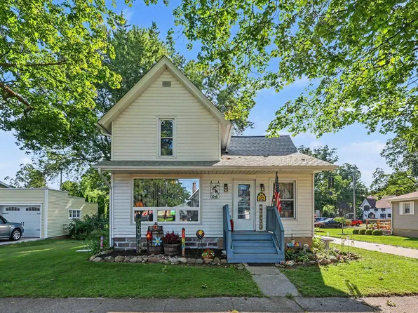 812 6th Ave, Lake Odessa, MI 48849