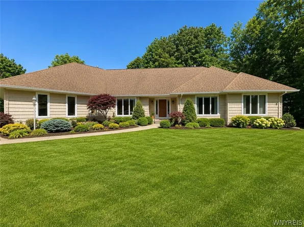 30 Meadowbrook Dr, Elma, NY 14059