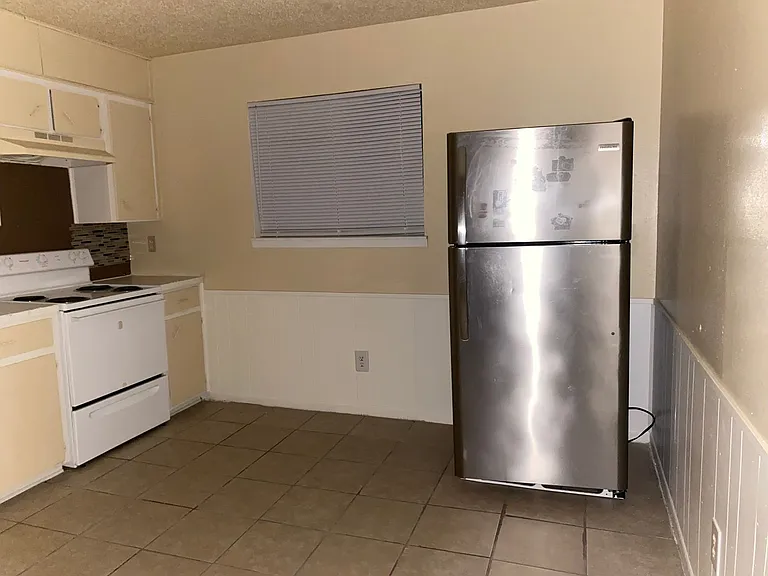 803 W Ave E #8 — Photo 8