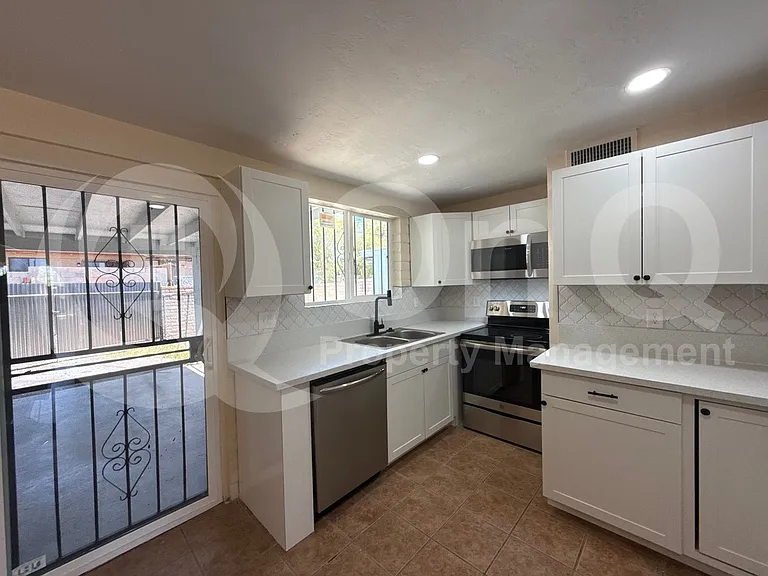 1846 W Caravelle Rd — Photo 5