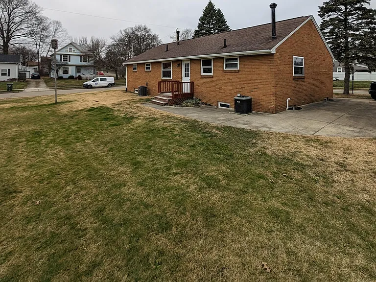 538 Hower St NE — Photo 2
