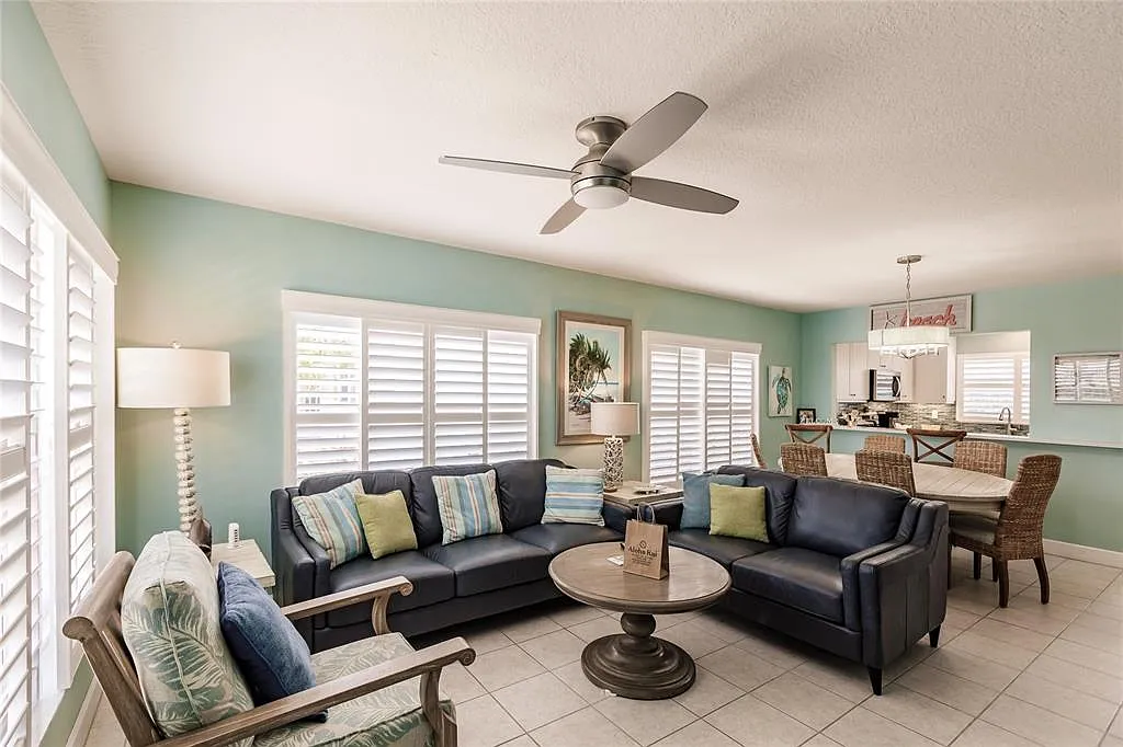 2 bed, 2.0 bath, 1056 sqft, $8,970 — Photo 2