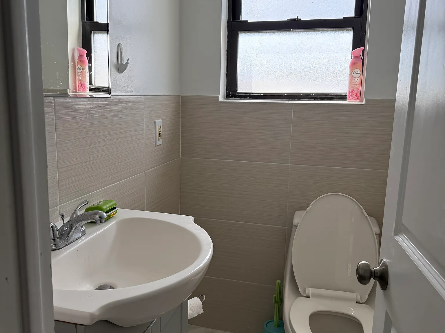 3 bed, 3.5 bath, 2500 sqft, $1,200 — Photo 3