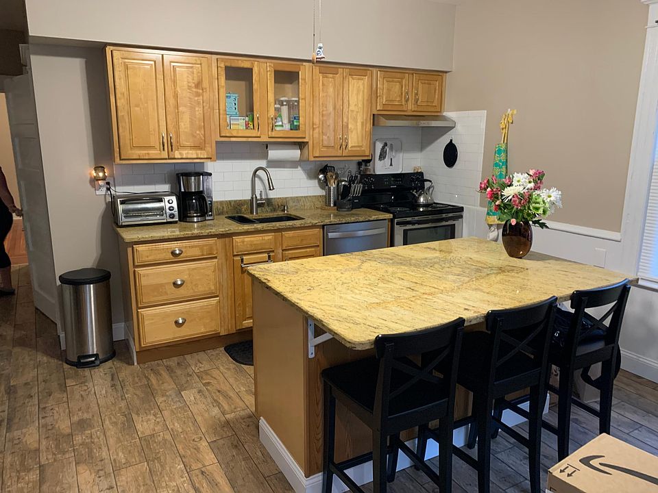 Eat-in Kitchen with Granite