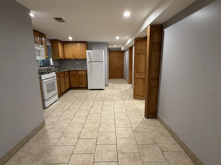 2936 N Harding Ave #G — Photo 3