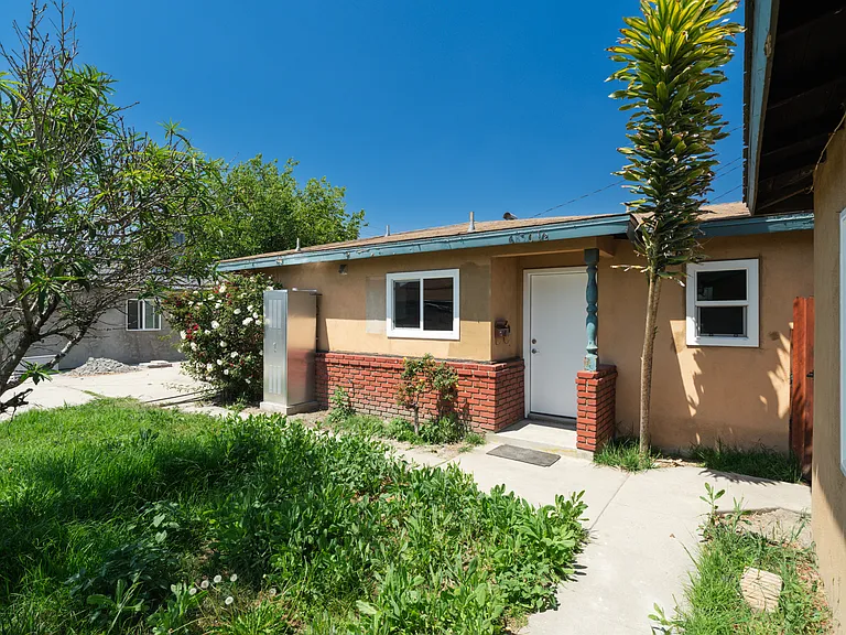 6856 1/2 Ira Ave — Photo 2
