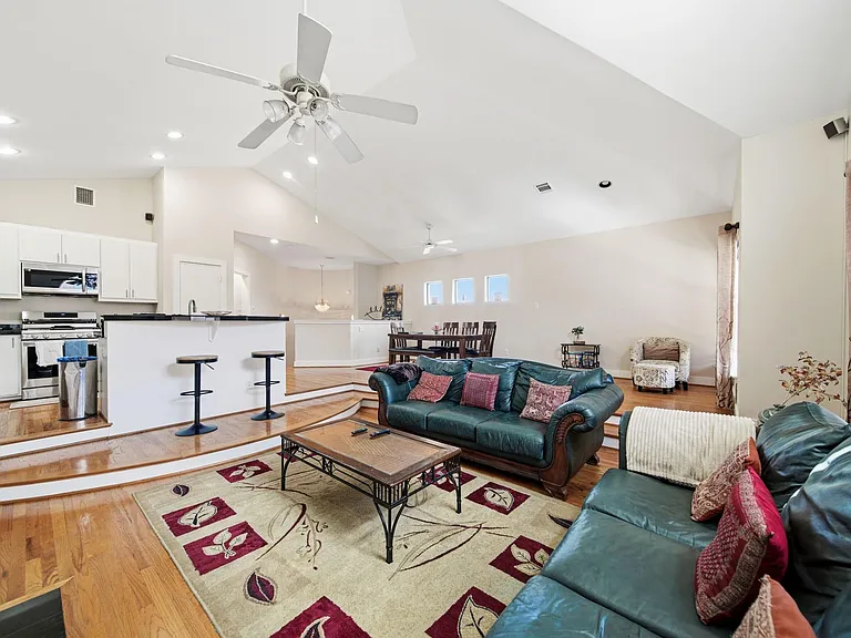 9802 Cynthia Ann Ct — Photo 15