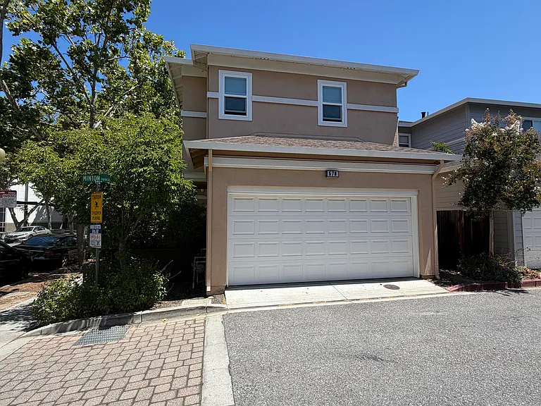 570 Minton Ln — Photo 2