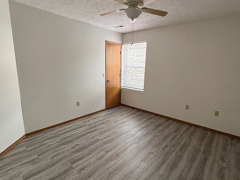 640 S Kansas Ave — Photo 11
