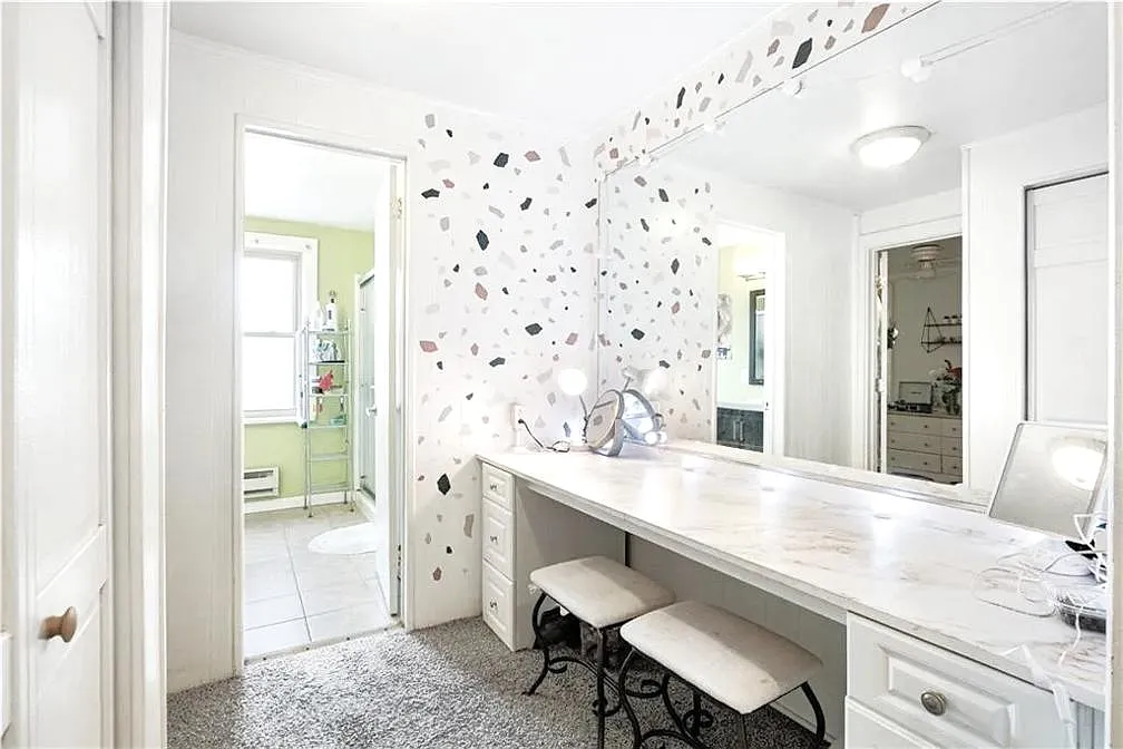 4 bed, 1.5 bath, 2304 sqft, $2,400 — Photo 2