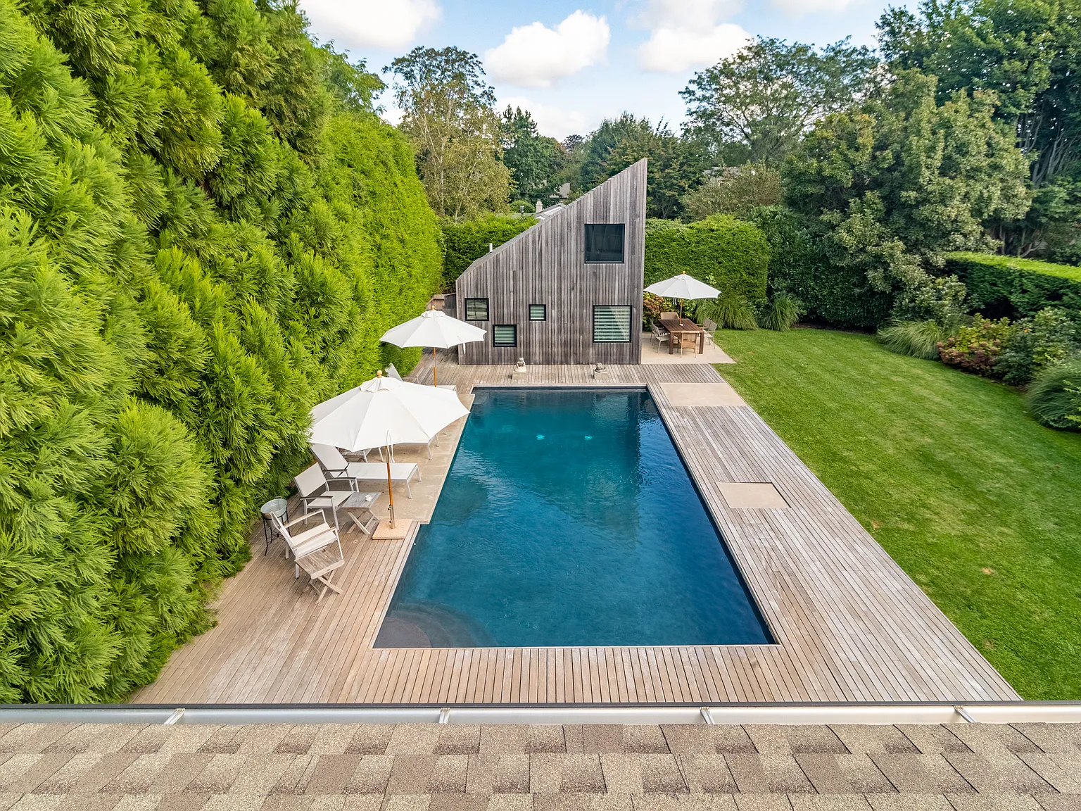 Bridgehampton gem, seconds to village — Photo 2