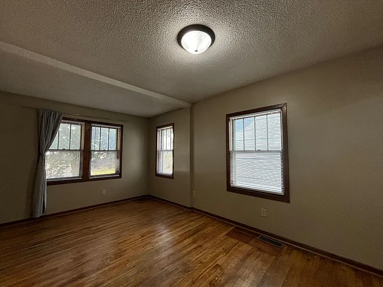 1068 Hatch Ave — Photo 5