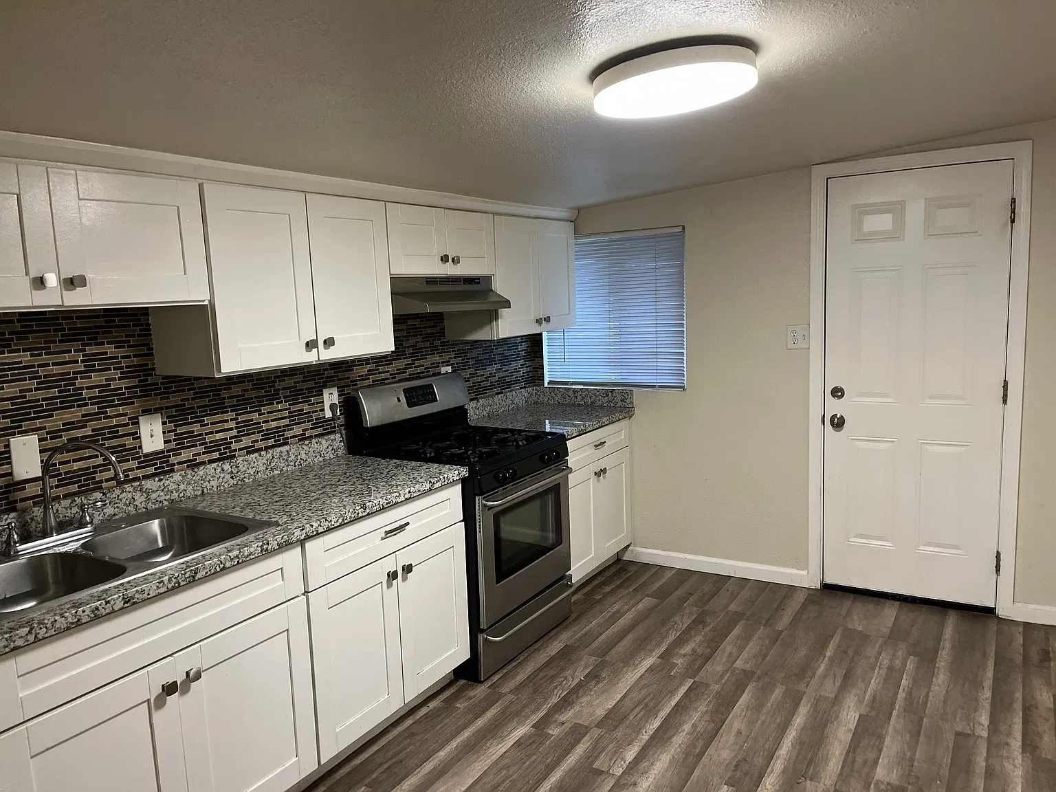 3 bed, 900 sqft, $2,300 — Photo 4