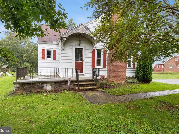 5723 York Rd, Spring Grove, PA 17362