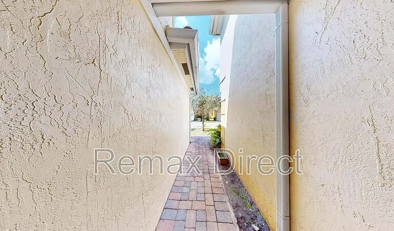 831 Pipers Cay Dr — Photo 6