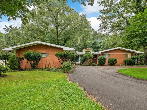 52585 Brooktrails Dr, South Bend, IN 46637