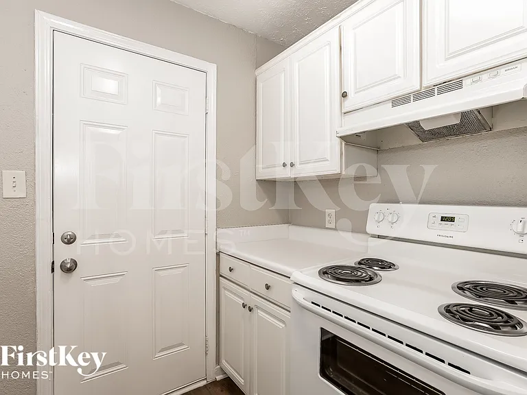 1910 Brownsville Rd #2 — Photo 6