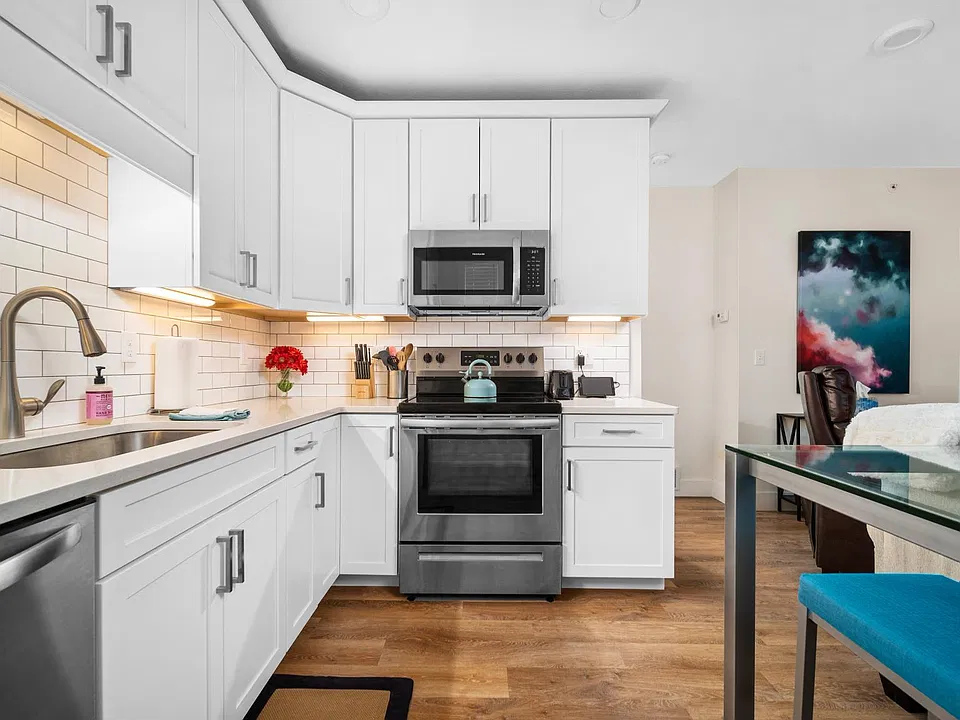 135 E 8th St #3