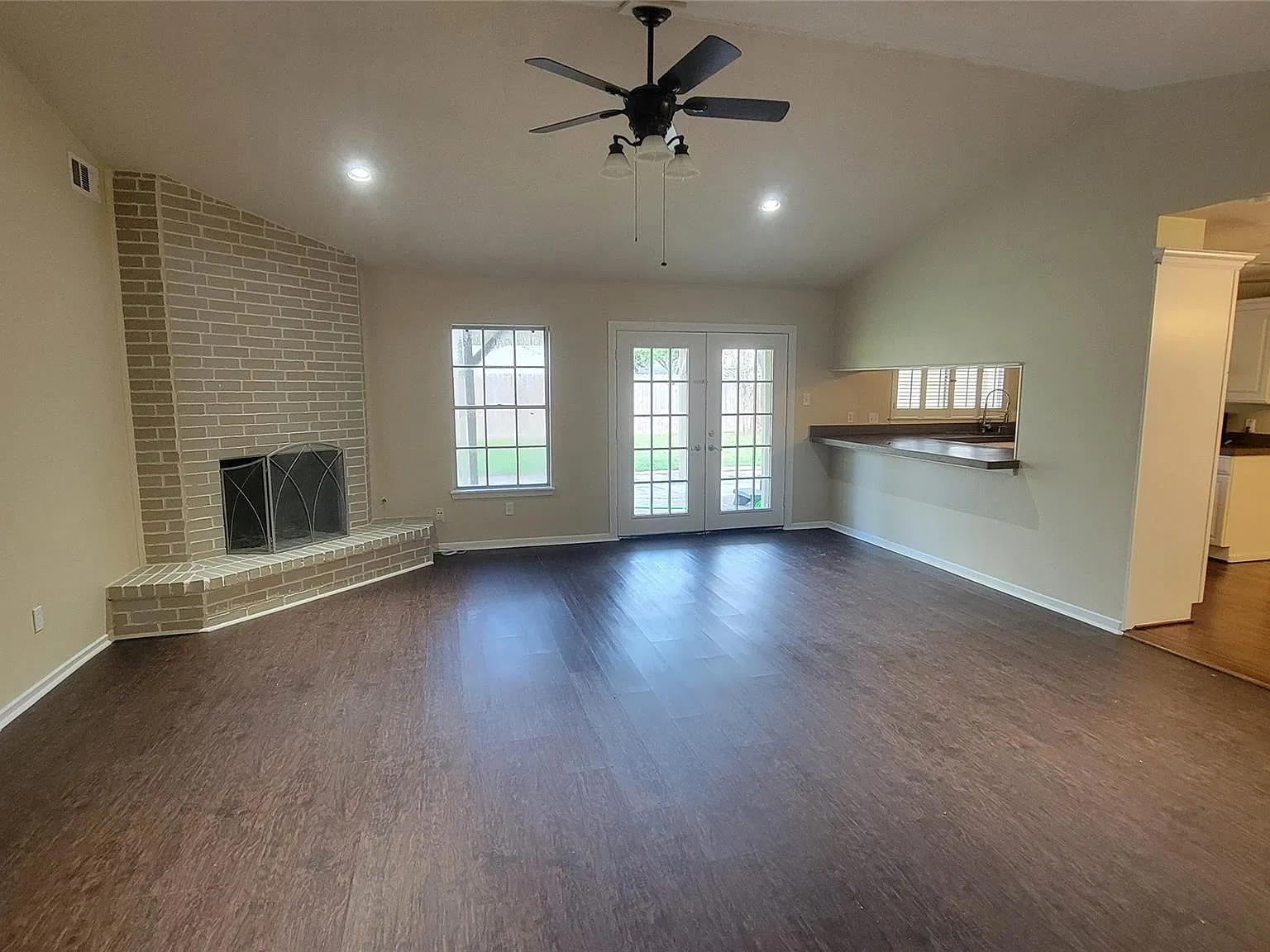 3 bed, 2.0 bath, 1540 sqft, $2,100 — Photo 2