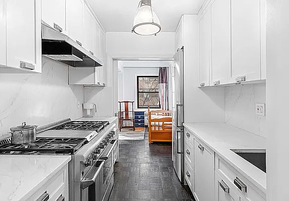 5th image of 301 E 48th St APT 3C
