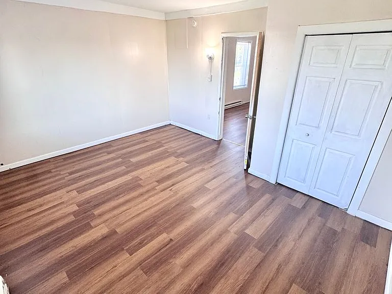 1348 E 6th St — Photo 12