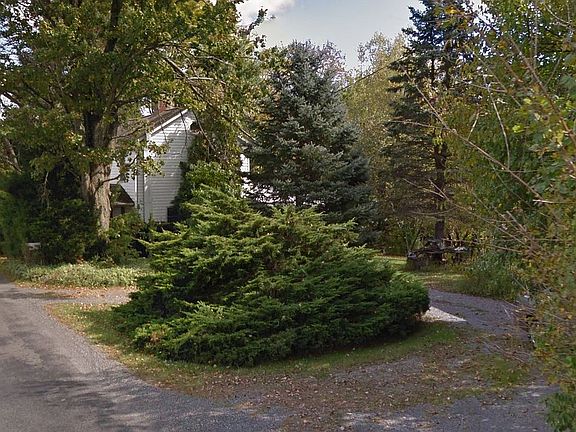 Large Driveway w/2 Entrances