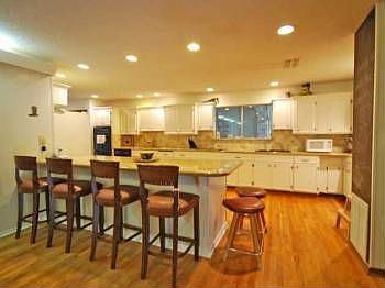 4th image of 9505 Castlewood Dr