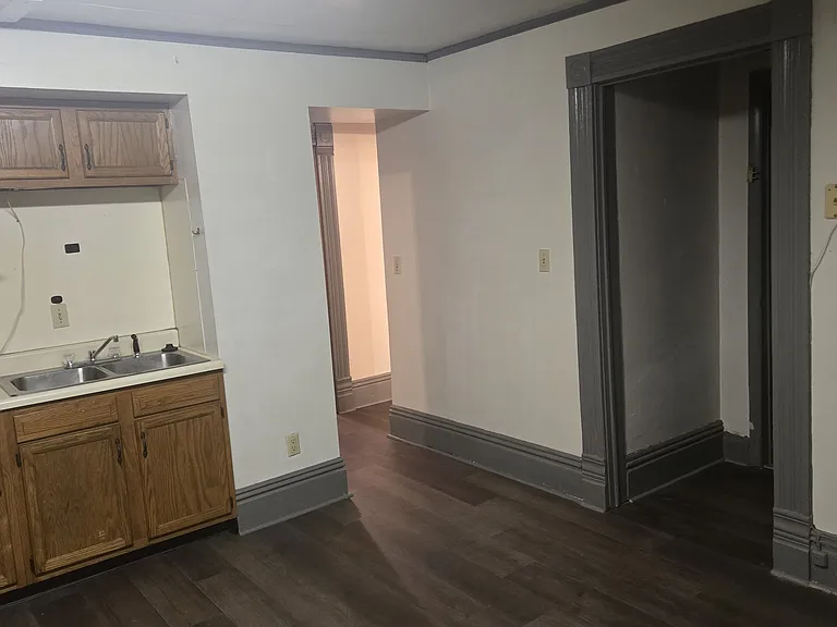 420 S Lucas St #6 — Photo 4