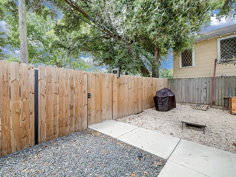 4801 Avenue H — Photo 29