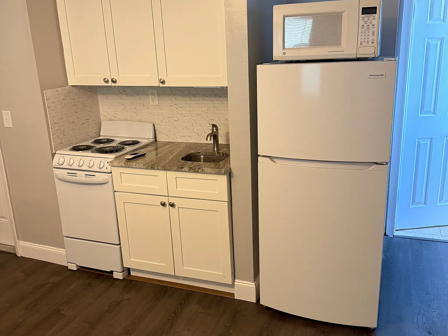Studio, 450 sqft, $1,250 — Photo 3