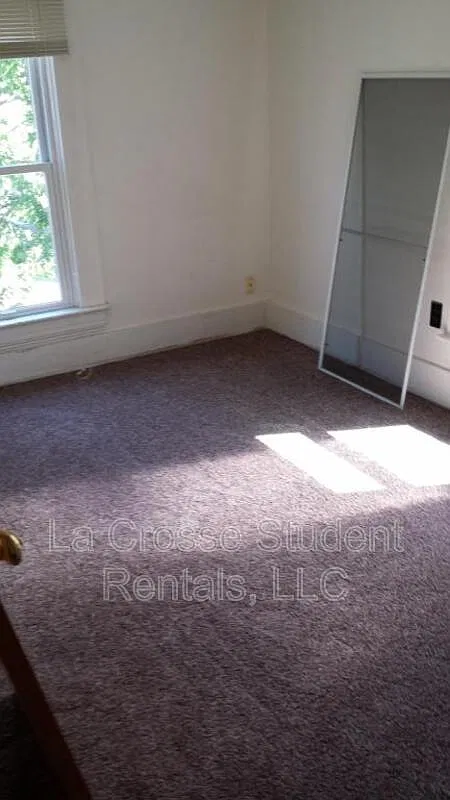 5 bed, 2.0 bath, 2500 sqft, $2,500 — Photo 3
