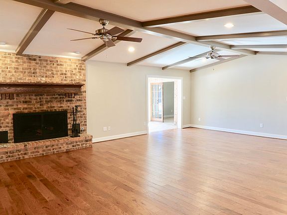 2nd image of 907 W Mississippi St