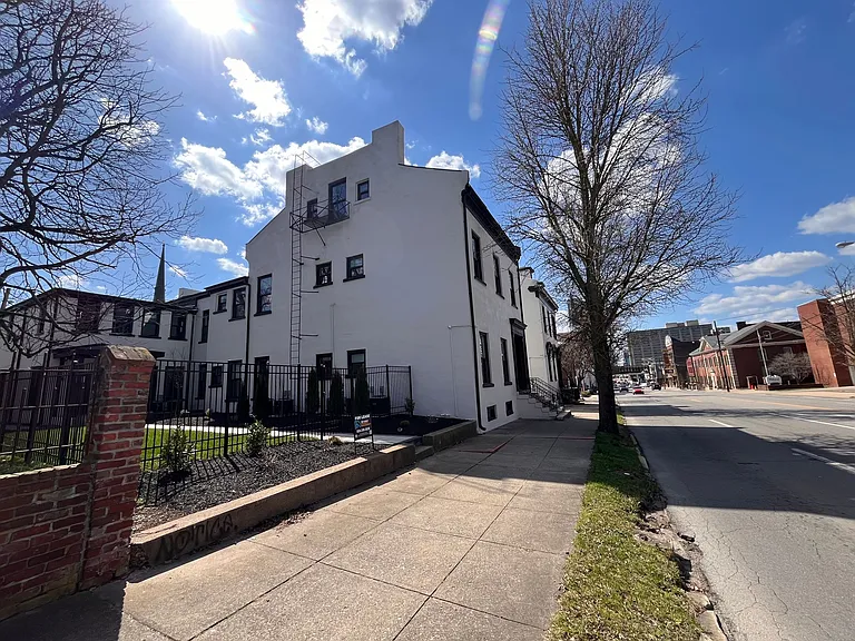 176 N Broadway #3 — Photo 12
