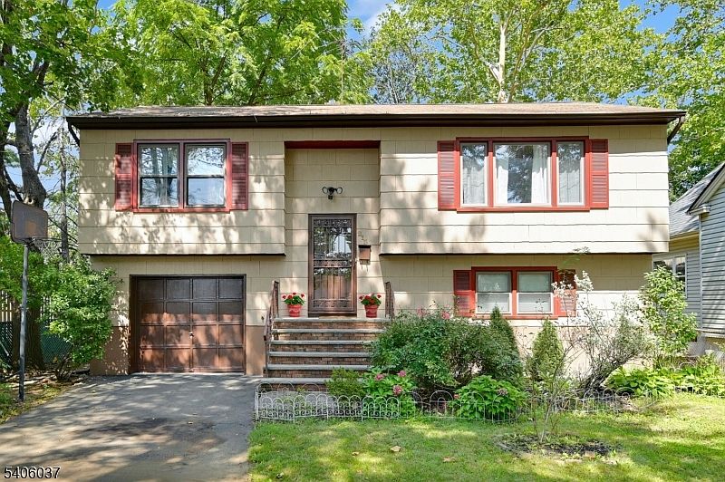 1st image of 213 Myrtle Ave