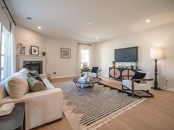 004 HHHunt Homes King Family Room