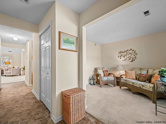 5th image of 15 Twin Ponds Dr