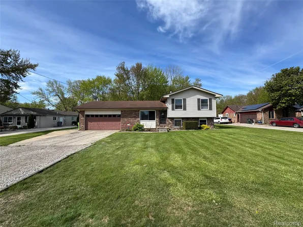 32520 Sutton Rd, Chesterfield, MI 48047